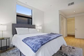 Hollywood Haven Luxury 2BR Apartment with Hot Tub Balcony - Los Angeles - 7