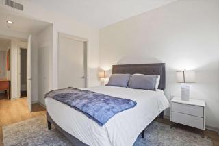 Hollywood Haven Luxury 2BR Apartment with Hot Tub Balcony - Los Angeles - 5