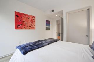 Hollywood Haven Luxury 2BR Apartment with Hot Tub Balcony - Los Angeles - 2