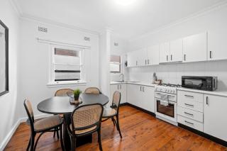 Designer 3BR Flat Close to Bondi - Sydney - 9