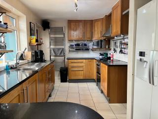 Lopez Home Crawley - Ifield - 8