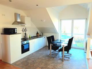 Seyfarthrooms - Großröhrsdorf 2 - zentrale Lage, stilvolle Einrichtung, Blick in den Garten - 3