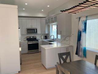 Newly constructed 2 bedroom by La Cienega Plaza with parking, modern kitchen, washer dryer and very central to attractions - Los Angeles - 1