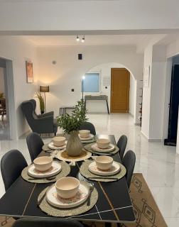 Victoria's Spacious Apartment - 2