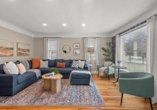 Hot Tub Game Room with Shuffleboard N64 Sleeps 8 - Parma Heights - 0