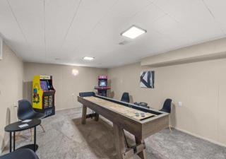 Hot Tub Game Room with Shuffleboard N64 Sleeps 8 - Parma Heights - 1