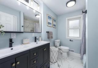 Hot Tub Game Room with Shuffleboard N64 Sleeps 8 - Parma Heights - 4