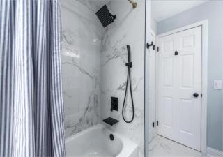 Hot Tub Game Room with Shuffleboard N64 Sleeps 8 - Parma Heights - 2