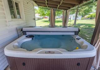 Hot Tub Game Room with Shuffleboard N64 Sleeps 8 - 6