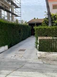 Yard room with private entrance - Lanarka - 9