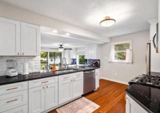 4 Bedroom Pool and Hot Tub Home Near Cleveland - 3