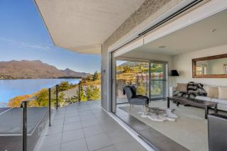 Lakefront Penthouse Apartment with Panoramic view - 7