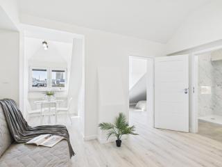 Bright Apartments with Air Conditioning Near the Copernicus Science Center in Warsaw by Noclegi Renters - Warsaw - 8