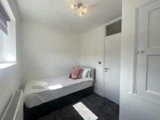 Fabulous 3 Bedroom Home with Parking in Bedford - Bedford - 5