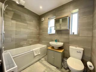 Fabulous 3 Bedroom Home with Parking in Bedford - Bedford - 4