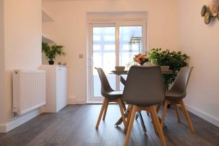 Fabulous 3 Bedroom Home with Parking in Bedford - Bedford - 3