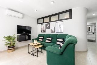 Beachside Pool Apartment by Rent Me - 5