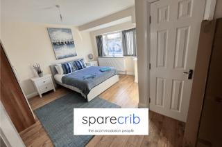 Burnham-Slough Spacious Six Bedroom House - Burnham - 0