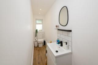 Title Charming 3 Bedroom House Minutes from Bike Park - Merthyr Tydfil - 4
