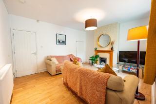 STELLA'S COTTAGE- Cute Traditional Home In South West By StayStaycations - 4