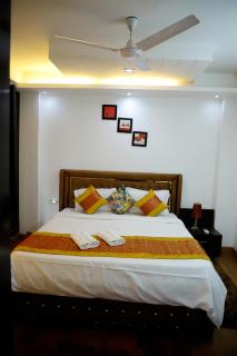 DIVINE INDIA SERVICE APARTMENT 3BHK, J-215 SAKET - 3