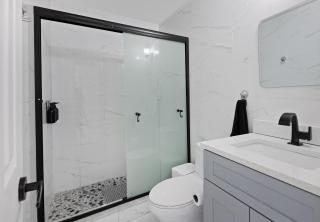 Deluxe 2BR Condo - Free Parking - 25 Min to NYC - Sleeps 6 - North Bergen - 1