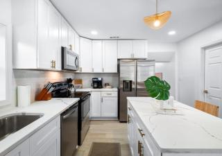 Hot Tub 5 Mins from Cedar Point Modern Updates - Sandusky - 2