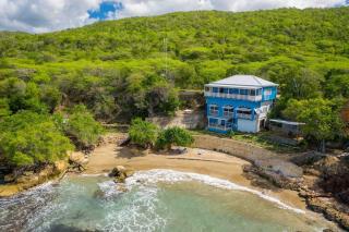 Beachfront 4BR Treasure Beach Villa Fast WiFi, Security Cameras - Treasure Beach - 0