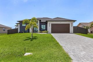 Heated Pool, Outdoor Kitchen and Dining - Sun & Daughter - Roelens - Cape Coral - 1