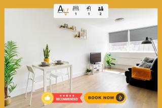 Elegant One-Bedroom Apartment - Parking, 4 Mins from Station, Ideal for Relocation By AV Hughes Properties - Milton Keynes - 0