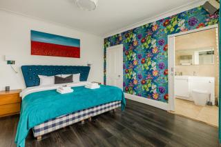 Amazing 4BR Glass Roof Home with Parking &Garden - Londra - 4