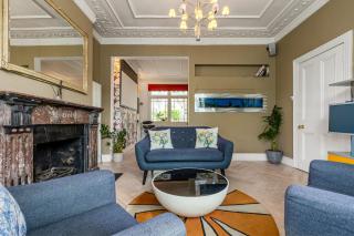 Amazing 4BR Glass Roof Home with Parking &Garden - Londra - 8