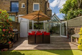 Amazing 4BR Glass Roof Home with Parking &Garden - Londra - 1