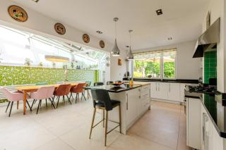 Amazing 4BR Glass Roof Home with Parking &Garden - Londra - 7