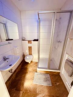 Charmantes Zimmer mit Parkplatz & Restaurant - 1