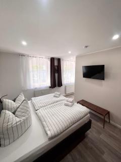 Charmantes Zimmer mit Parkplatz & Restaurant - 3