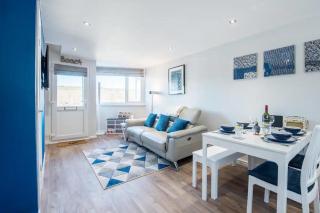 Charming Beach Chalet with Balcony & Sea Views - 8