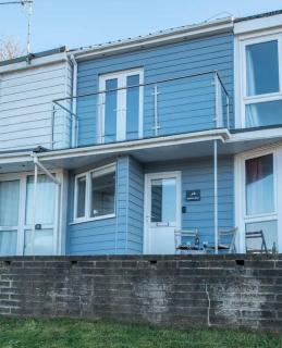 Charming Beach Chalet with Balcony & Sea Views - Pembrokeshire - 3