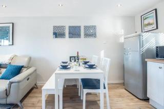 Charming Beach Chalet with Balcony & Sea Views - Pembrokeshire - 1