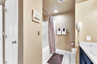 Indoor Pool/Hot tub, Pickleball, Golf and Lake! - 1