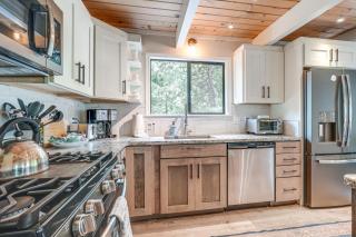 Family Cabin in Blue Lake Springs, Near Town! - Arnold - 2