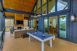 Deck and Mountain Views Black Chalet in Glenville - Glenville - 8