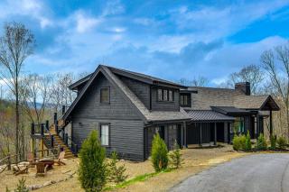 Deck and Mountain Views Black Chalet in Glenville - Glenville - 6