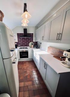 6 - Central Location - Entire House - Free Parking - Merthyr Tydfil - 2