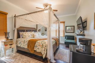 The Carriage House at The Hummingbird Inn, 2 King Suites, Free Parking, Historic Savannah - 2