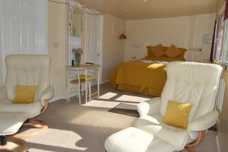 Detached Romantic Studio. - - 5