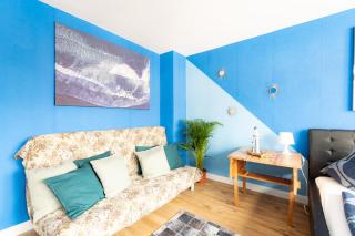 Ocean Breeze Escape with Nautical Elegance - 2-Room Coastal-Inspired Apartment 75 qm - Central Location - Refined Maritime Style - Fully Renovated in 2024 with Smart TV & Netflix - Equipped Kitchen & Free Parking - Close to Metro & Airport - King Size Bed - Duisburgo - 3