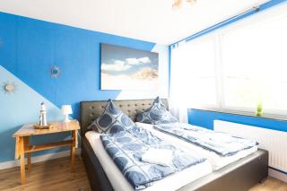 Ocean Breeze Escape with Nautical Elegance - 2-Room Coastal-Inspired Apartment 75 qm - Central Location - Refined Maritime Style - Fully Renovated in 2024 with Smart TV & Netflix - Equipped Kitchen & Free Parking - Close to Metro & Airport - King Size Bed - Duisburgo - 1