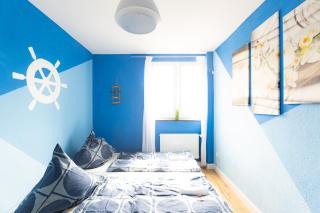 Ocean Breeze Escape with Nautical Elegance - 2-Room Coastal-Inspired Apartment 75 qm - Central Location - Refined Maritime Style - Fully Renovated in 2024 with Smart TV & Netflix - Equipped Kitchen & Free Parking - Close to Metro & Airport - King Size Bed - Duisburgo - 9