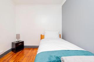 Spacious 3 Bedroom Home with Parking & Garden - - 5